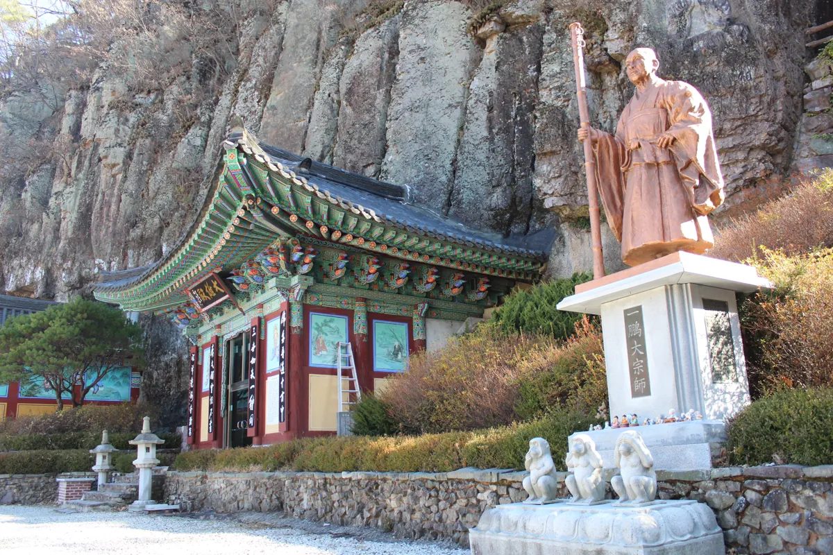 Ilbungsa · sanctuary beneath the cliffs, late autumn