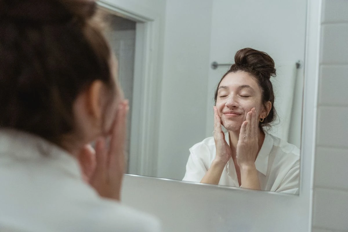 Facial cleansing: illustrative photograph, not the spa interior or a treatment result.