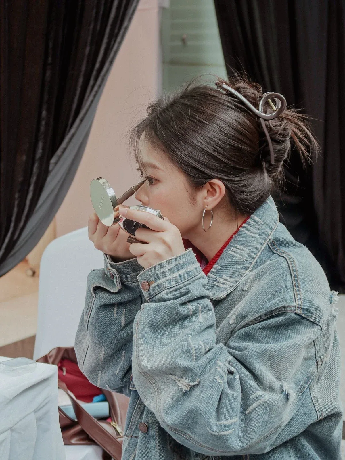 Makeup application: illustrative photograph, not the espoir venue or a branded product test.