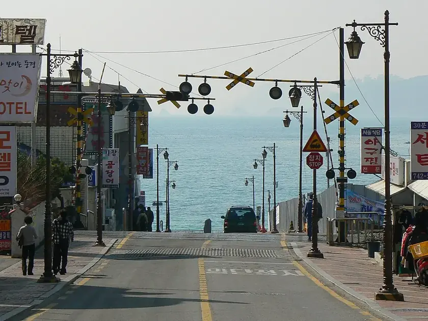 The lane leading toward Mipo harbor