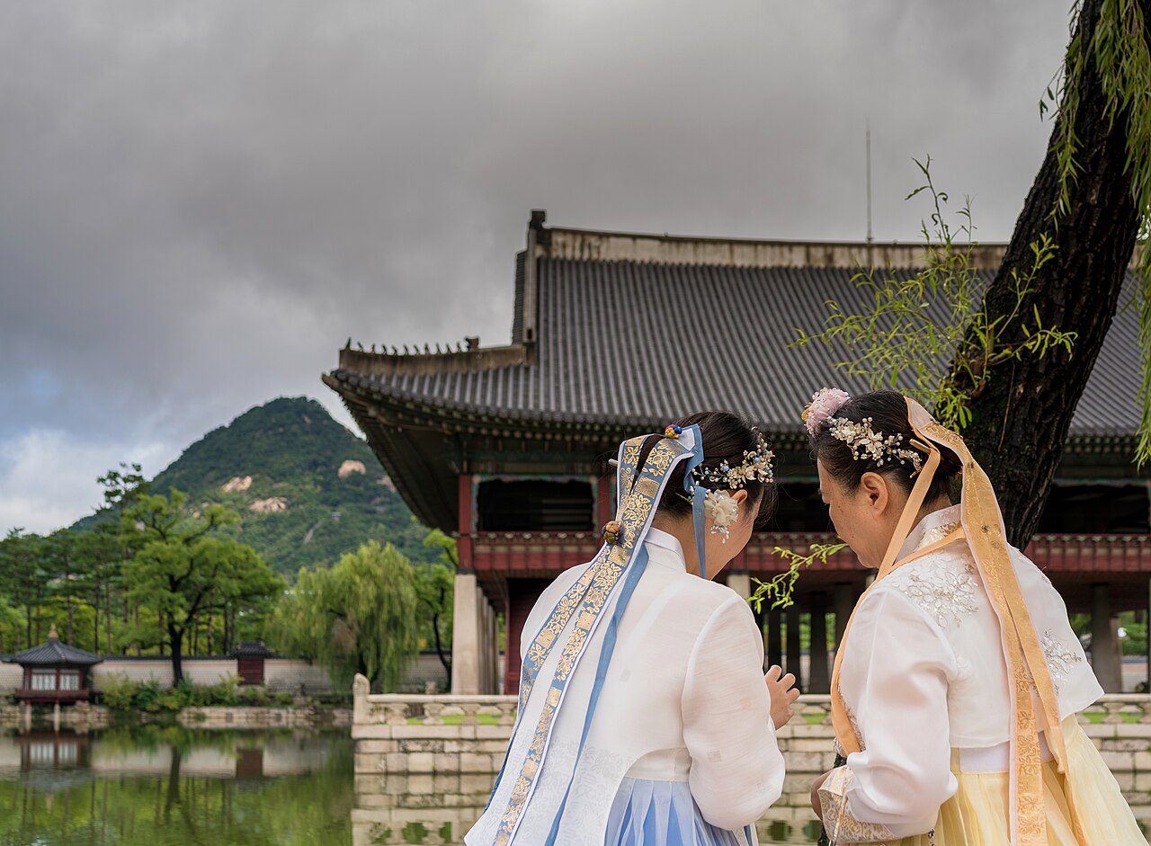 Visitors in hanbok at Gyeongbokgung