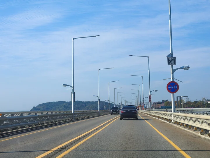 The road across Seonjae Bridge, with wooded islands visible beside the water.