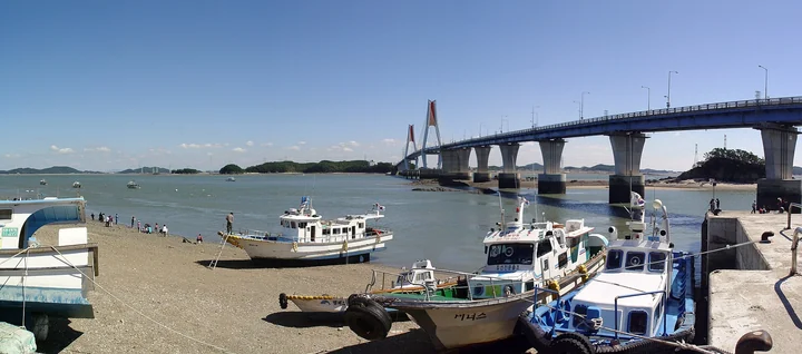 Fishing boats beneath Yeongheung Bridge, viewed from Yeongheungdo.