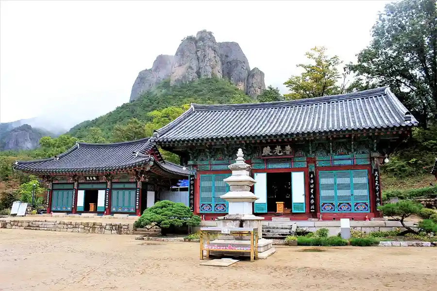 Daejeonsa Temple with Giam cliffs