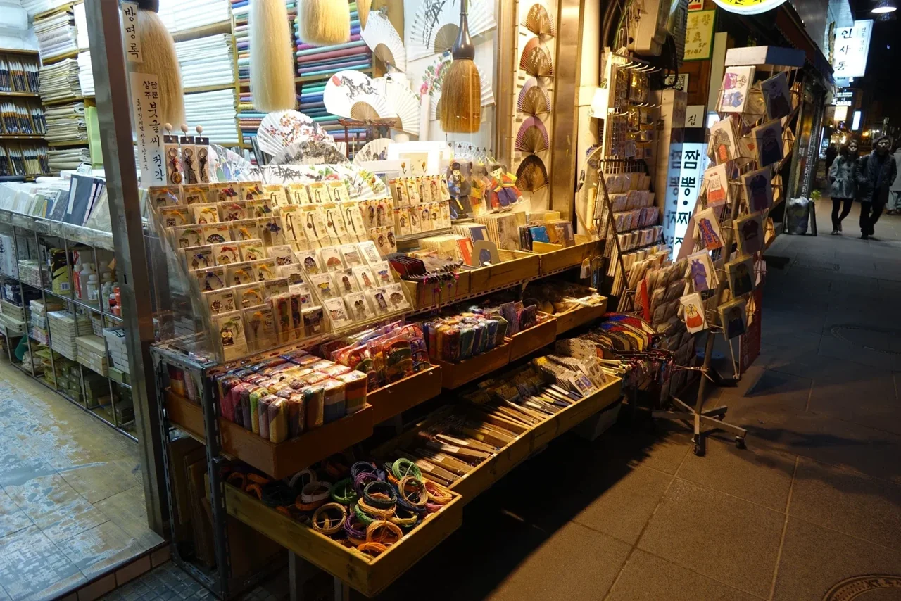 Traditional crafts in Insadong