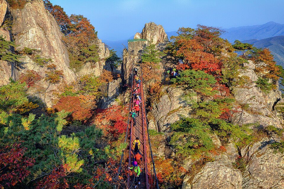 Daedunsan autumn bridge view · 27 October 2013, before the 2021 bridge reconstruction