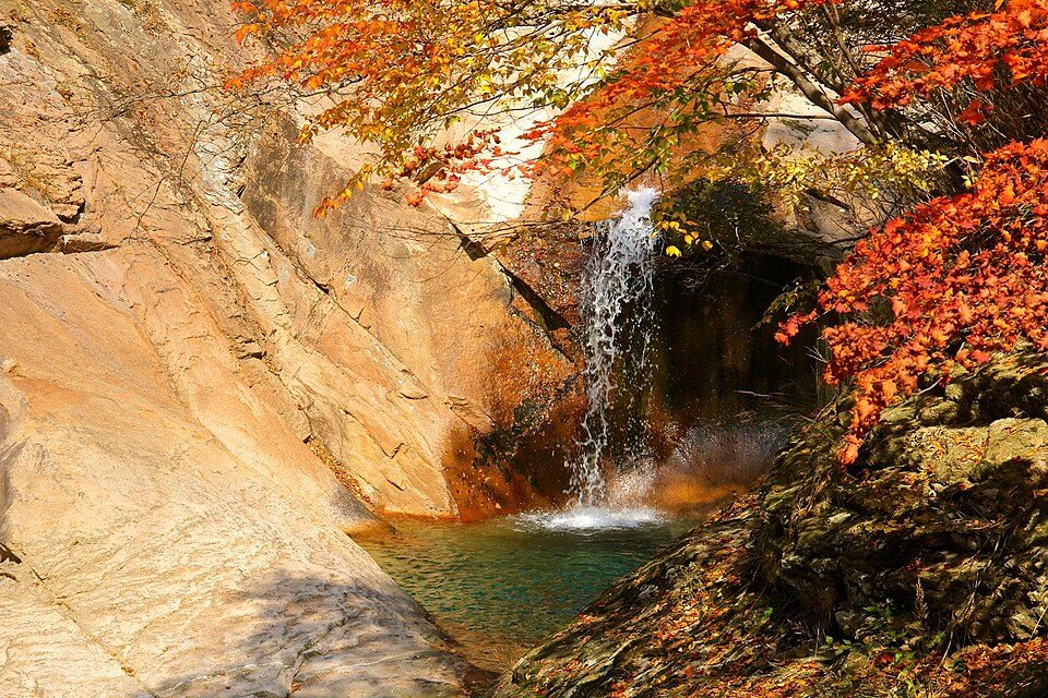 Seoraksan autumn · wider-park reference, not the Jujeongol route