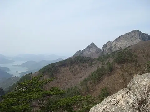 Woraksan’s rocky ridge