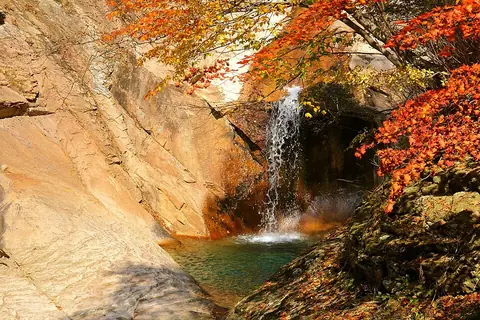Seoraksan valley in autumn
