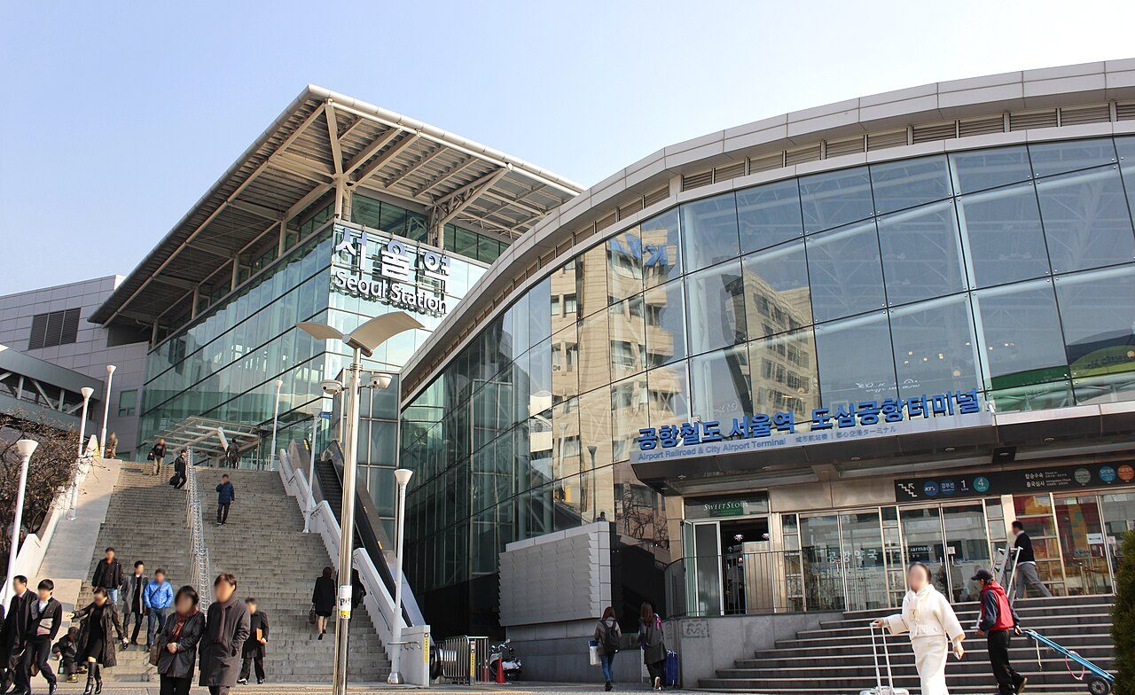 Seoul Station west entrance, photographed 21 November 2014