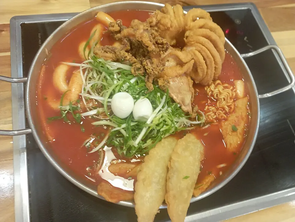 Tteokbokki with noodles and fish cakes