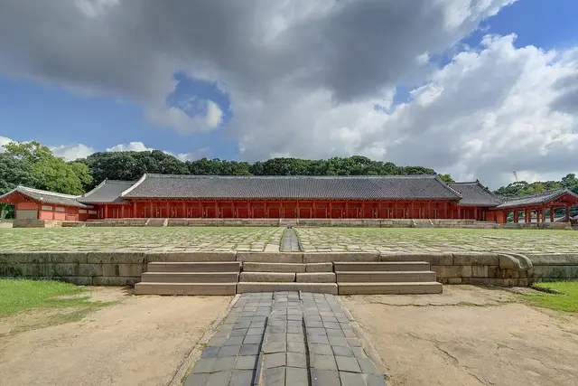 The long Jeongjeon ritual hall at Jongmyo Shrine