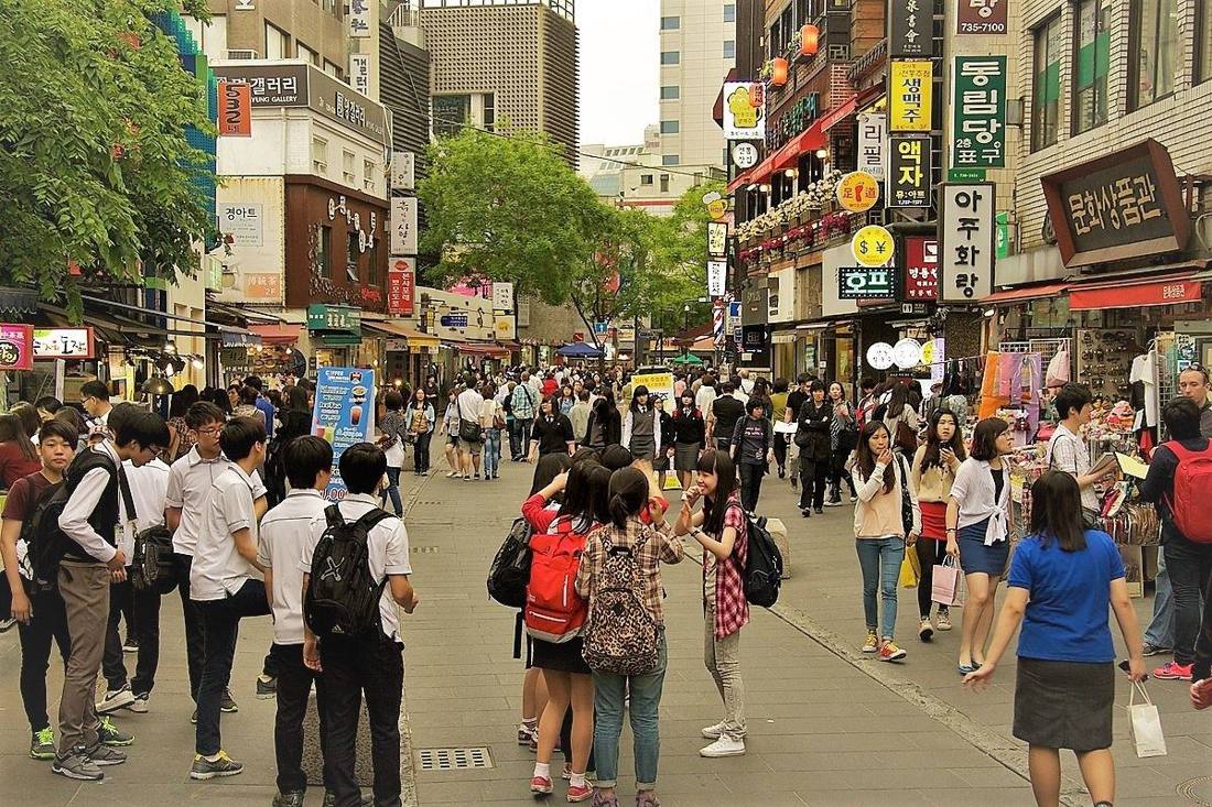 Shops and pedestrians along Insa-dong