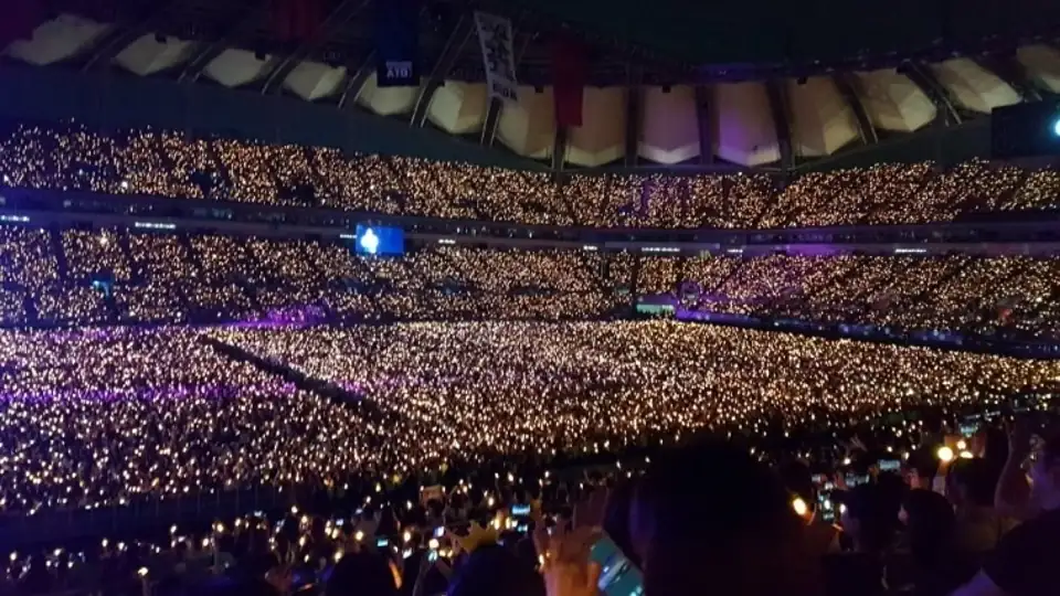 Seoul K-pop concert atmosphere · BIGBANG, 2016; not the featured TXT or YESUNG shows