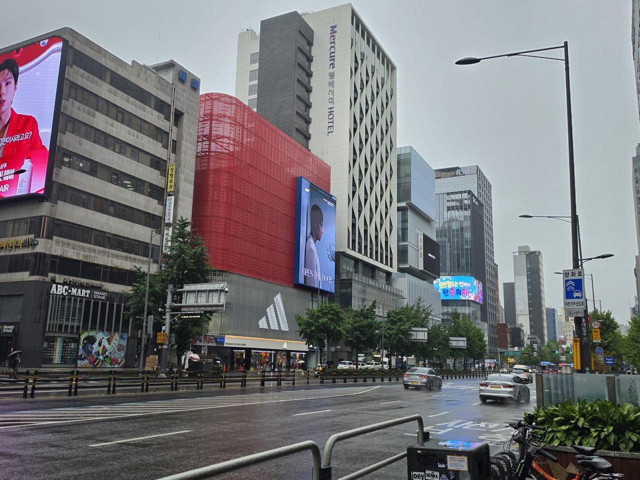 Hongdae — local scene